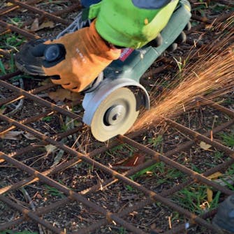 Bygga Vedförråd: Armeringsnätet kapas med en vinkelslip Bygga Vedförråd